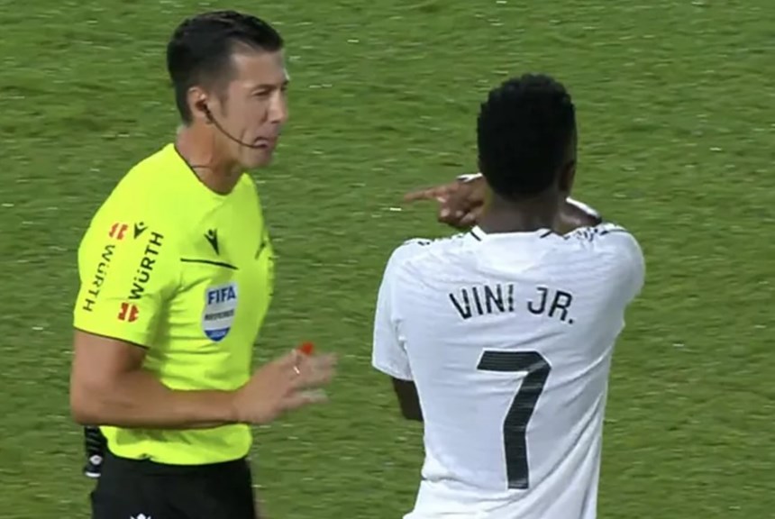 Vinicius Junior hành động 'khó hiểu' với trọng tài - ảnh 4