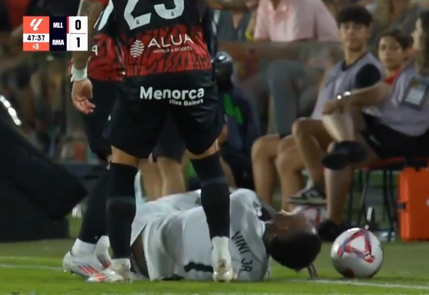 Vinicius Junior hành động 'khó hiểu' với trọng tài - ảnh 2