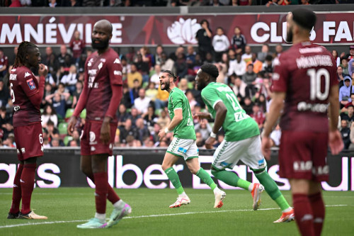 Saint Etienne nhọc nhằn đánh bại Metz, trụ hạng Ligue 1 thành công