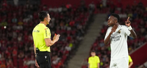 Vinicius Junior hành động 'khó hiểu' với trọng tài